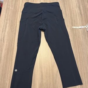 Lululemon 6 Navy Cropped Leggings with pockets!